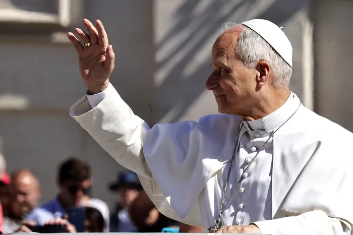 Papa Leon al XIV-lea, întâmpinat de un „castel uman” în Barcelona. Apel către tinerii afectați de depresie și anxietate