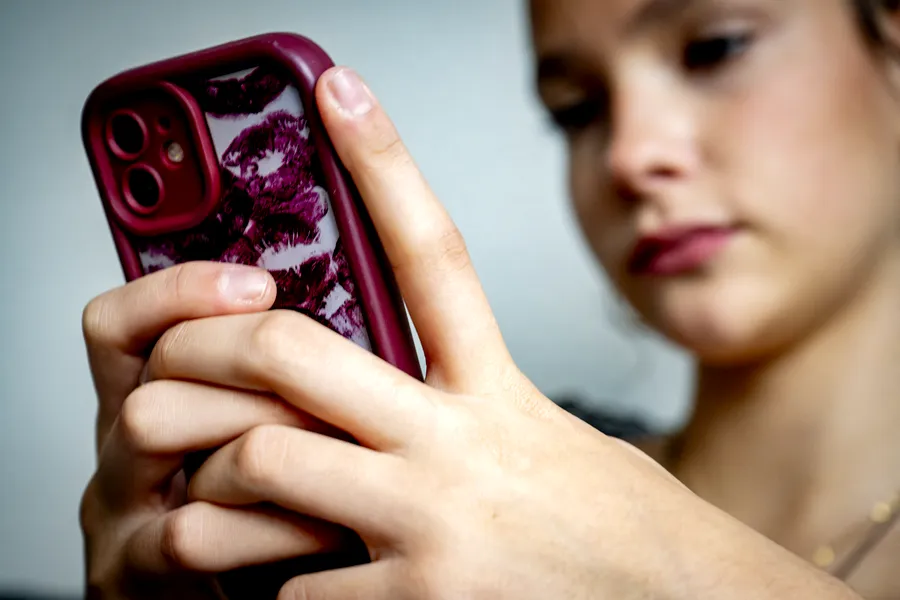 Părinții își urmăresc tot mai des copiii adulți prin telefon. Ajută cu adevărat la siguranță sau creează noi probleme?