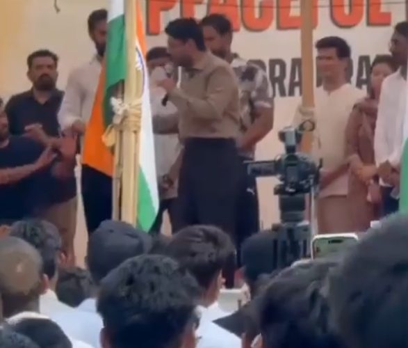 „Partidul Gândacilor” provoacă un val de proteste în India. Tinerii cer demisia ministrului Educației