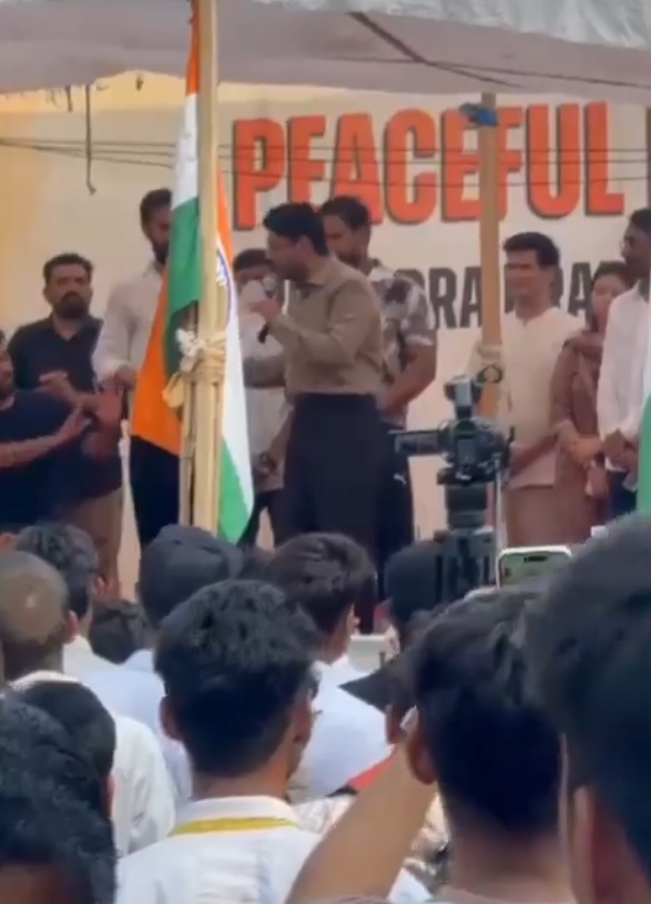 „Partidul Gândacilor” provoacă un val de proteste în India. Tinerii cer demisia ministrului Educației