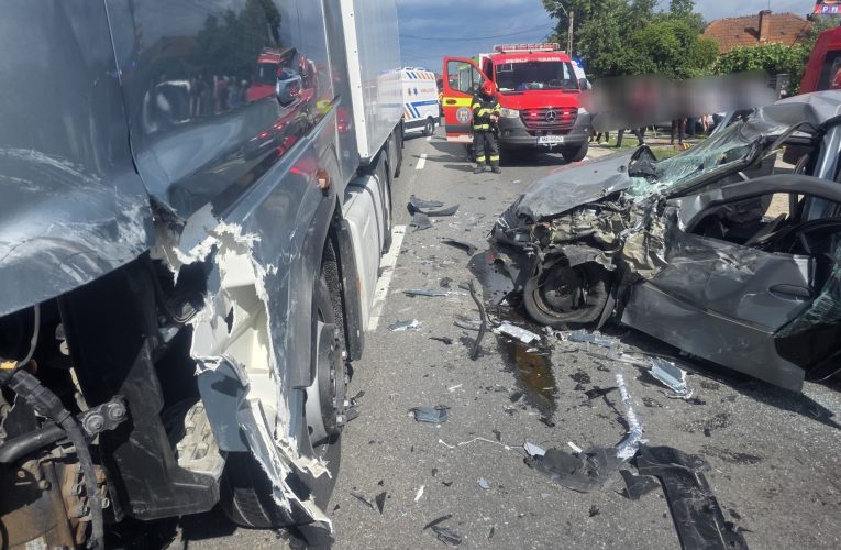 Patru răniți grav în urma unui accident între un camion și două mașini, pe DN 7, în Argeș
