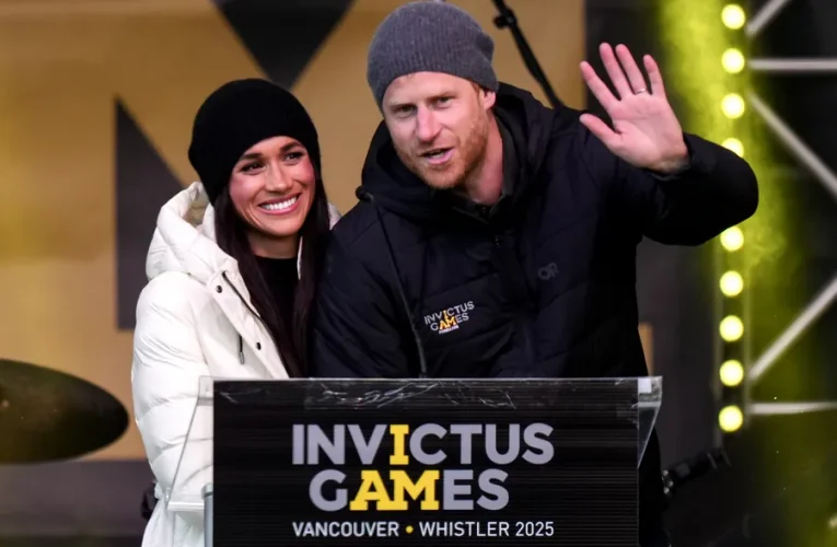 Pentru prima dată după patru ani, Harry și Meghan revin în Regatul Unit alături de copii