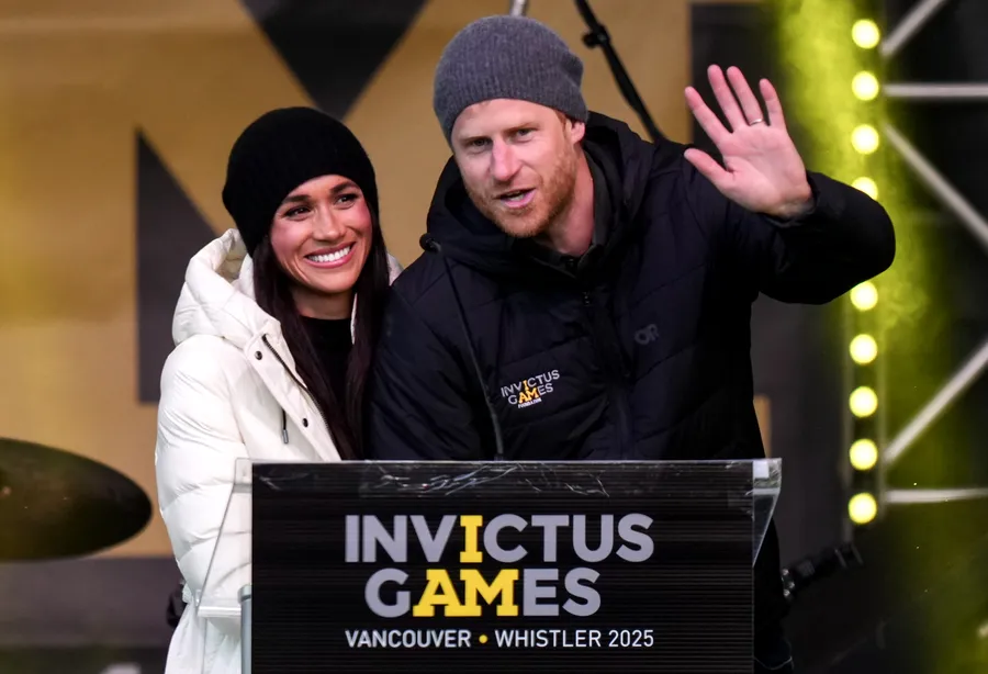 Pentru prima dată după patru ani, Harry și Meghan revin în Regatul Unit alături de copii