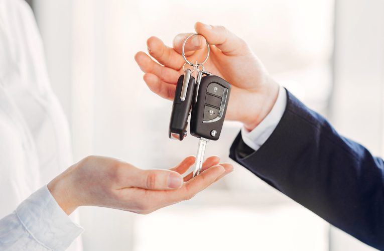 Pleci în vacanță? Taxele ascunse de la închirierile auto îi costă scump pe șoferi