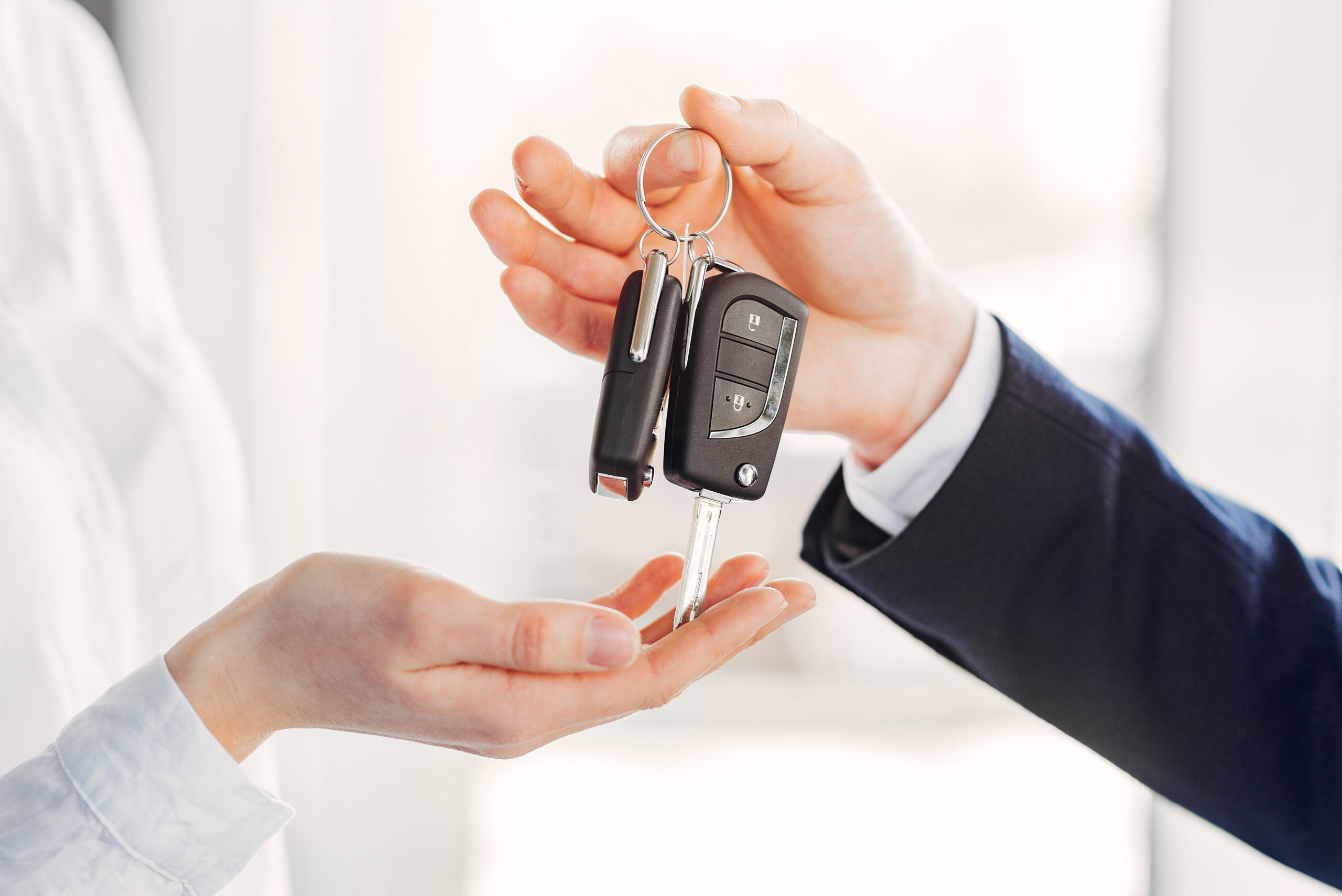 Pleci în vacanță? Taxele ascunse de la închirierile auto îi costă scump pe șoferi