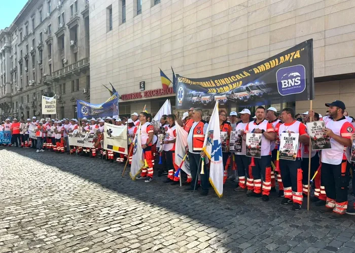 Protest la Ministerul Sănătății. Ambulanțierii acuză tăierea sporurilor și scăderea veniturilor