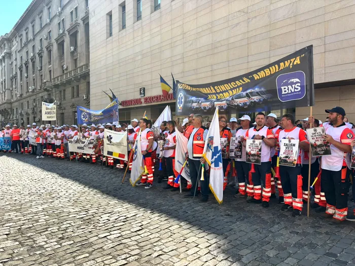 Protest la Ministerul Sănătății. Ambulanțierii acuză tăierea sporurilor și scăderea veniturilor