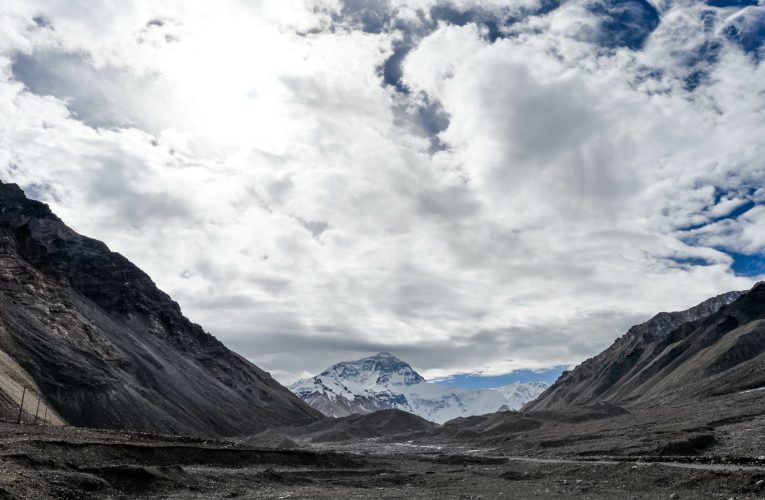 Record pe Everest: peste 1.000 de alpiniști au ajuns pe „acoperișul lumii” într-un singur sezon