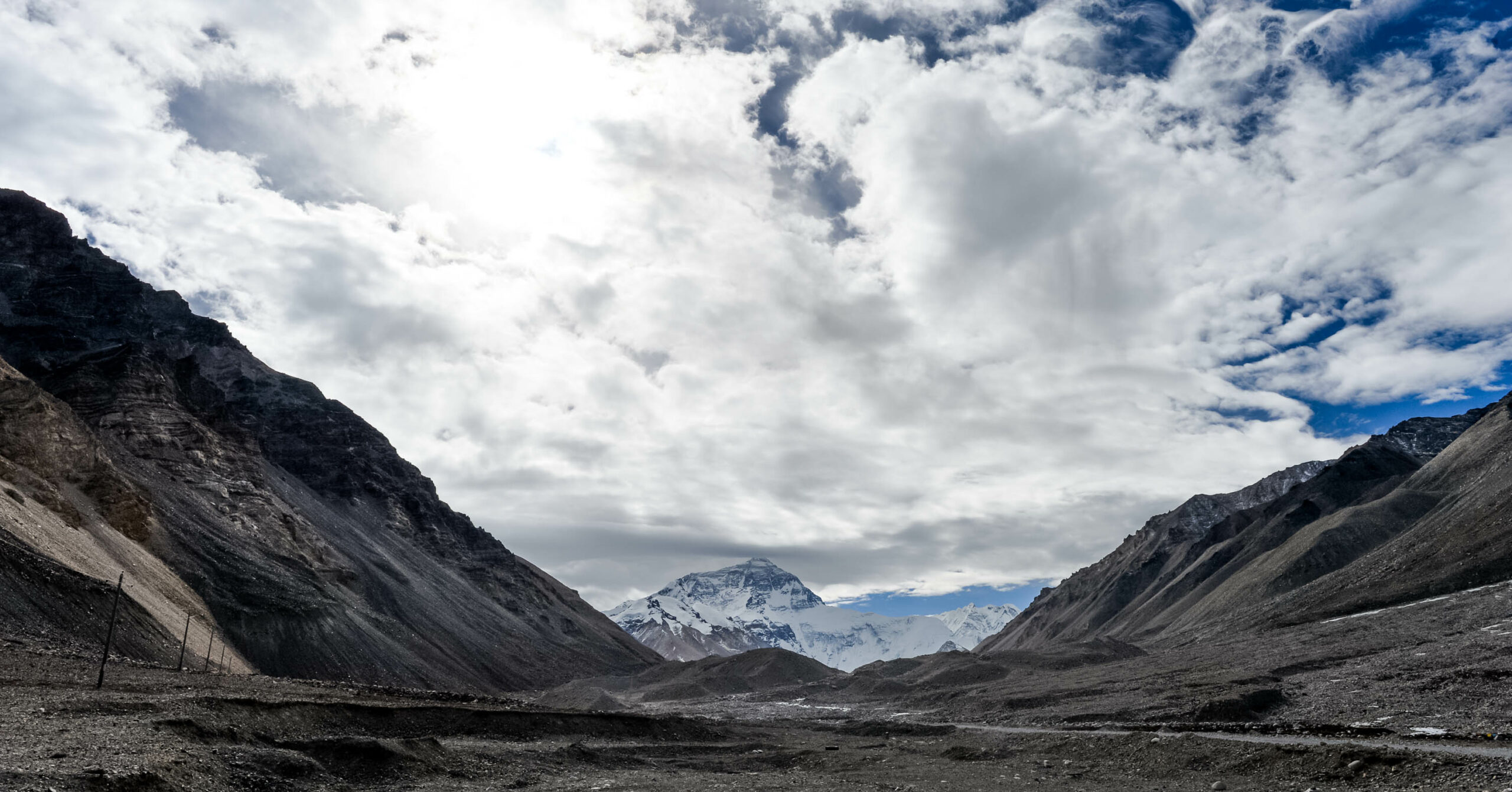 Record pe Everest: peste 1.000 de alpiniști au ajuns pe „acoperișul lumii” într-un singur sezon