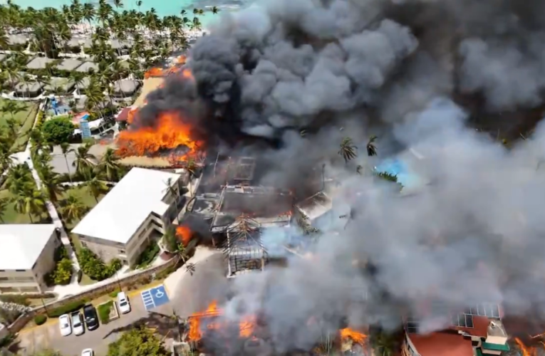 Republica Dominicană. Un turist și-a pierdut viața după ce un incendiu de proporții a distrus un complex turistic de lux de pe plajă