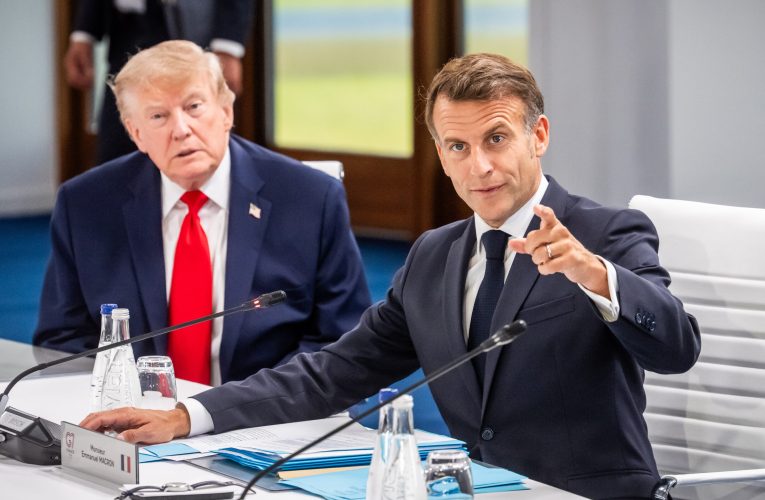 Rivalii politici, revoltați pentru că Macron l-a primit pe Trump la Versailles
