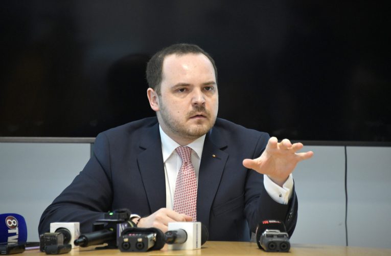 Rogobete îl invită pe Bolojan să meargă cu el într-un spital: „La patul bolnavului nu există propagandă”