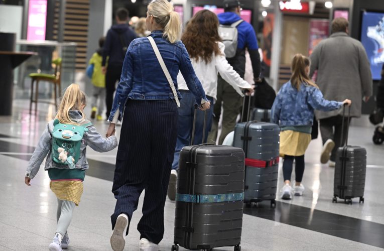 România, printre cele mai avantajoase destinații din Europa. Ce pot cumpăra turiștii străini cu 100 de euro