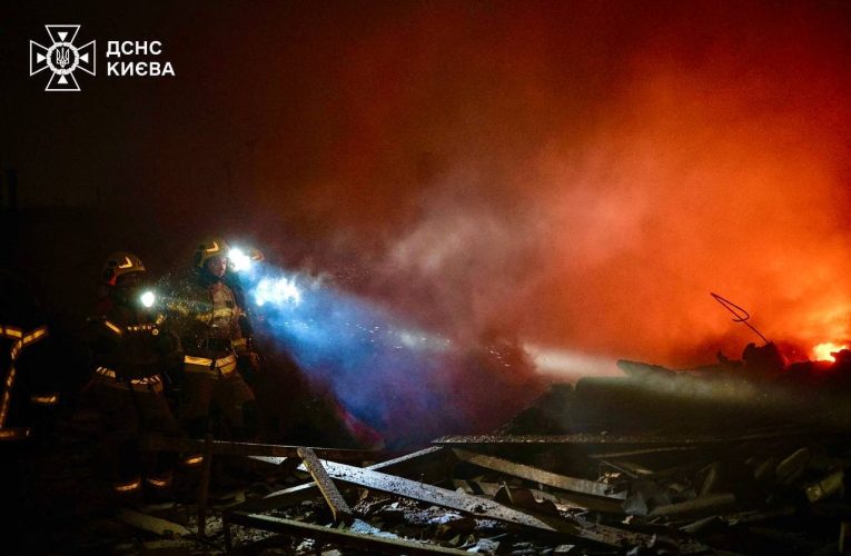 Rusia a lansat un nou atac aerian masiv asupra Ucrainei. Explozii și o coloană mare de fum, semnalate la Kiev