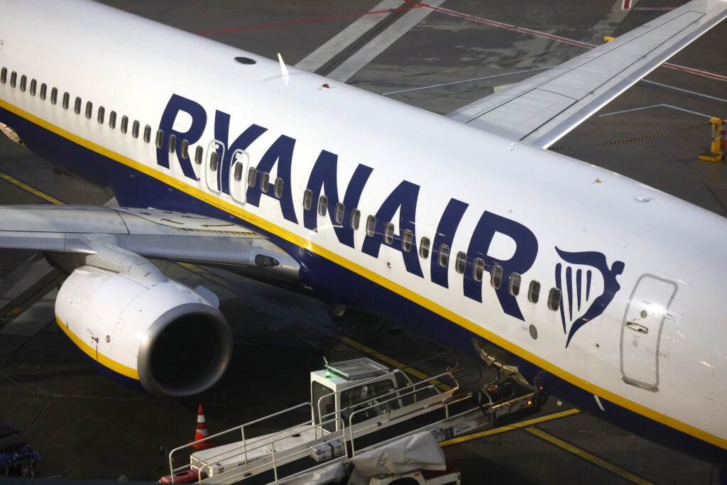 Ryanair este anchetată pentru că percepe taxe părinților care doresc să stea lângă copiii lor