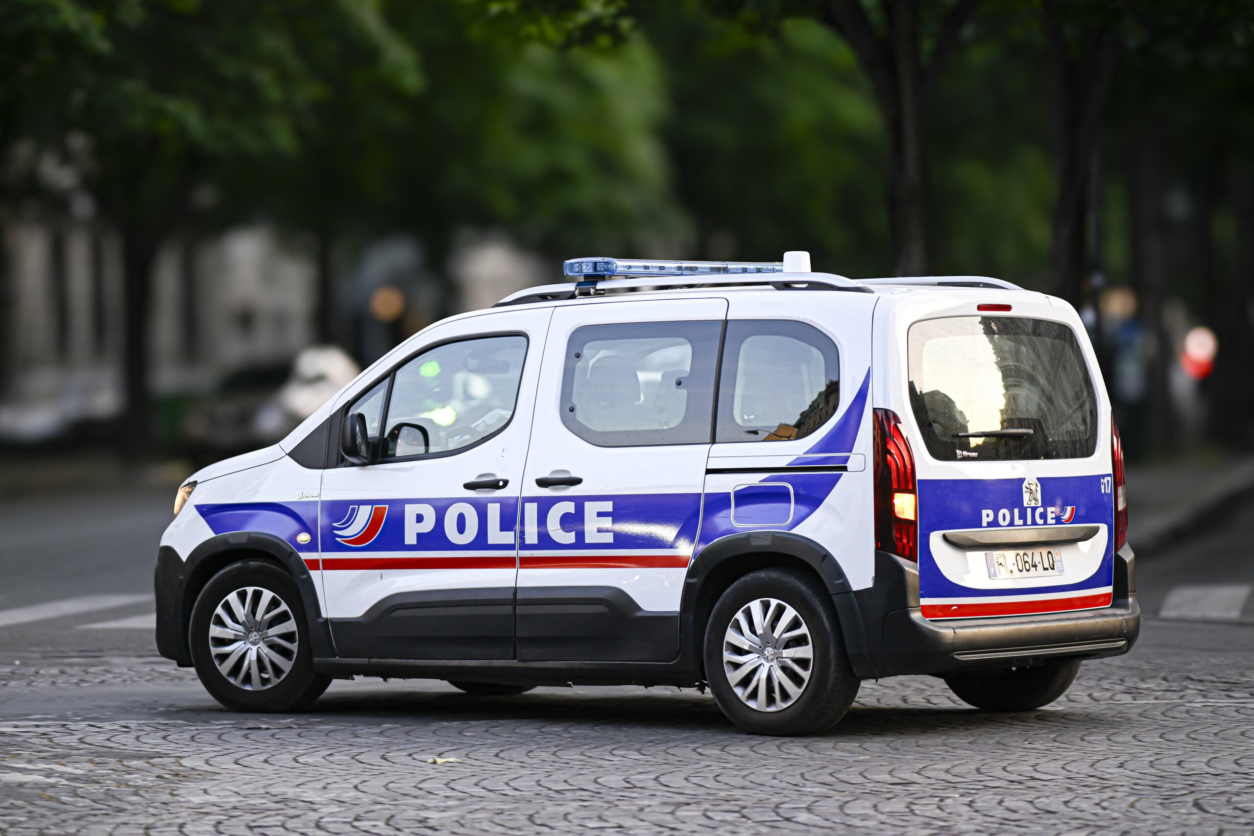 S-a ascuns în dulap ca să scape de polițiști. Cum a încercat o femeie căutată pentru infracțiuni sexuale asupra copiilor să scape de autorități