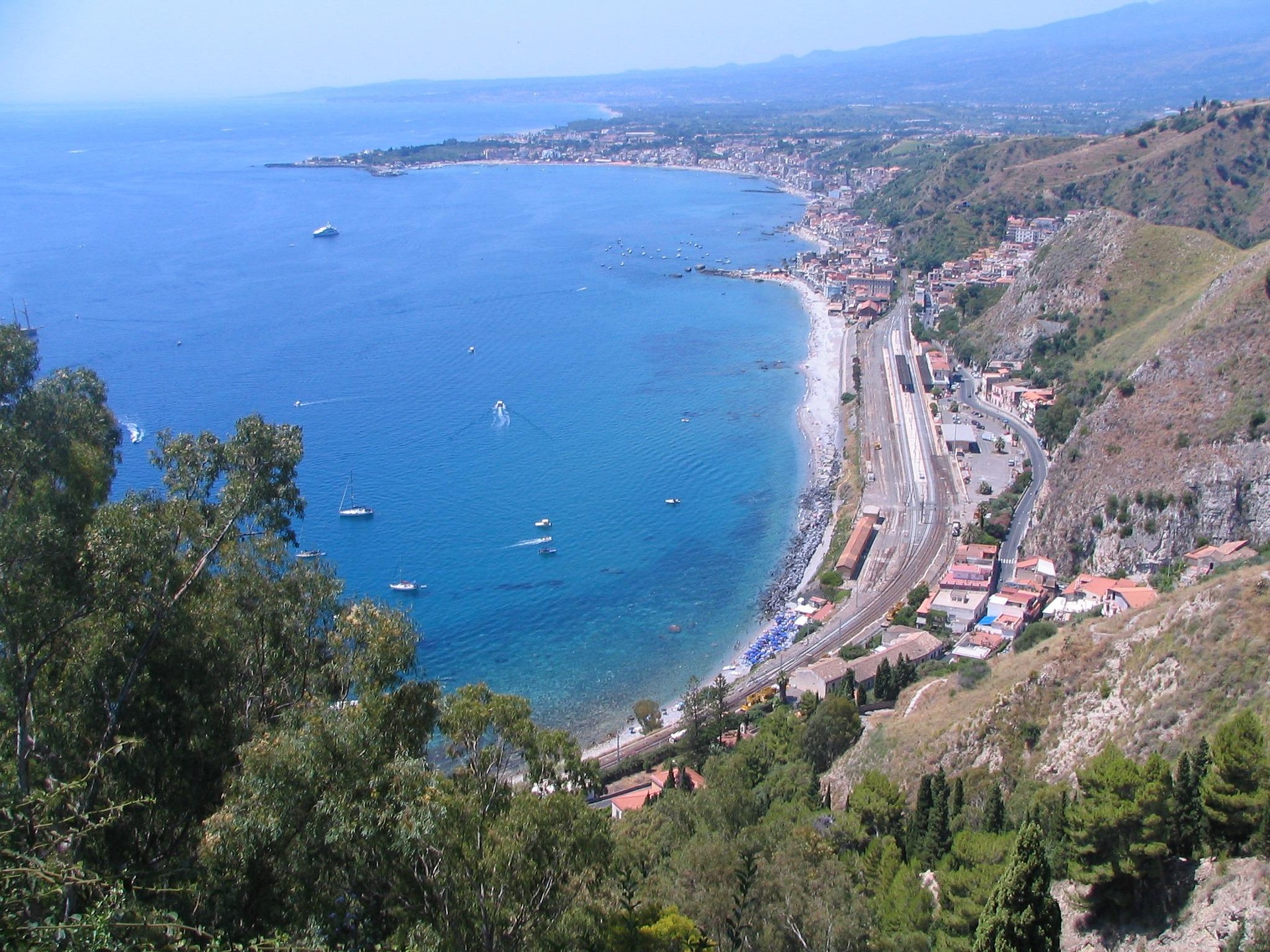 Sicilia, la mare căutare în contextul nunții artistei Dua Lipa