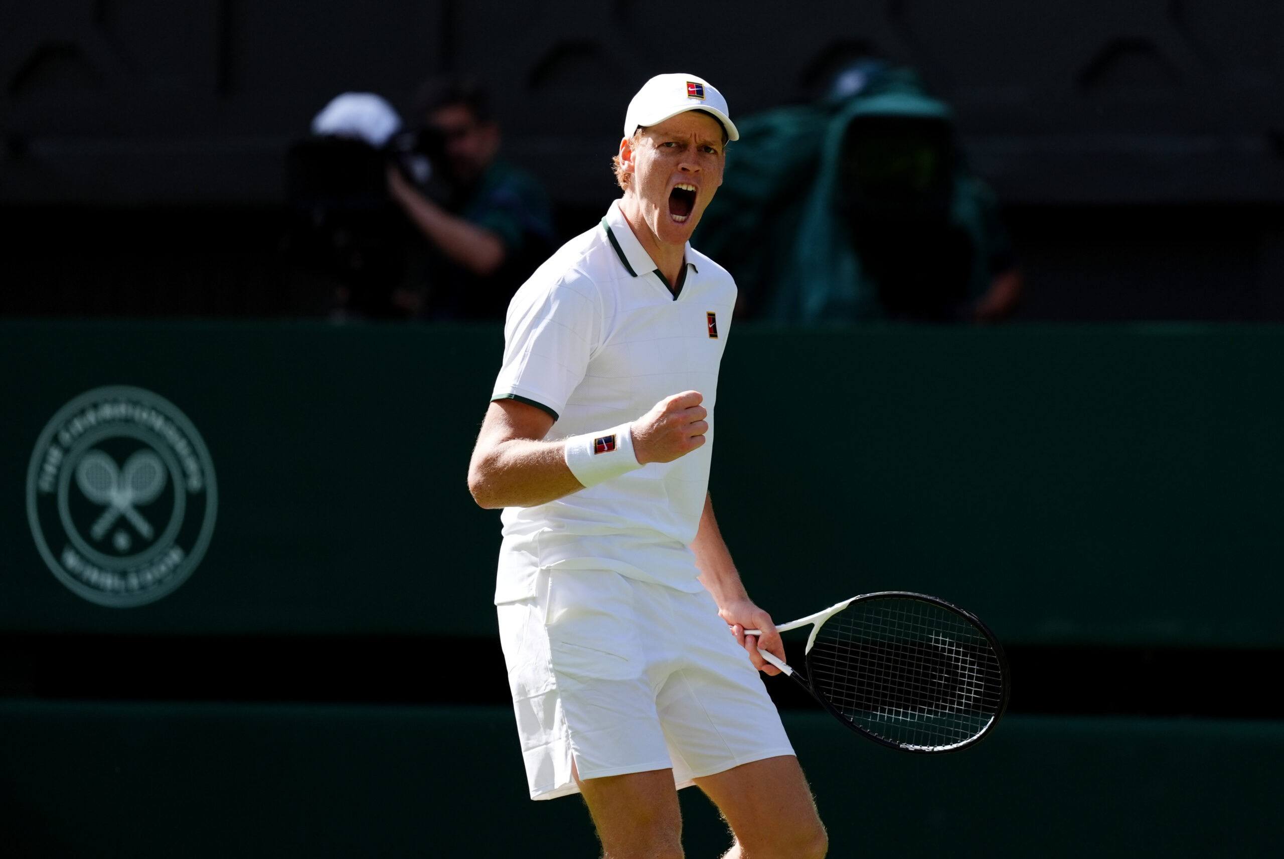Sinner debutează cu victorie în cinci seturi la Wimbledon 2026, după un meci complicat cu Kecmanovic. Liderul mondial, condus cu 2-1 la seturi