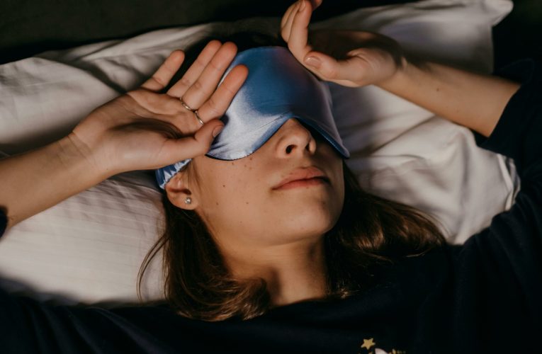 Studiu. Adolescenții dorm tot mai puțin. Care sunt efectele asupra sănătății