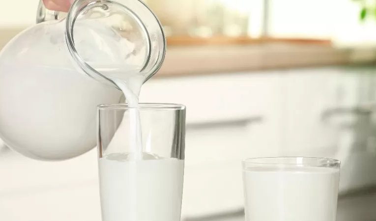 Studiu: România produce 4,4 mil. de tone de lapte anual, dar doar o treime ajunge în procesare