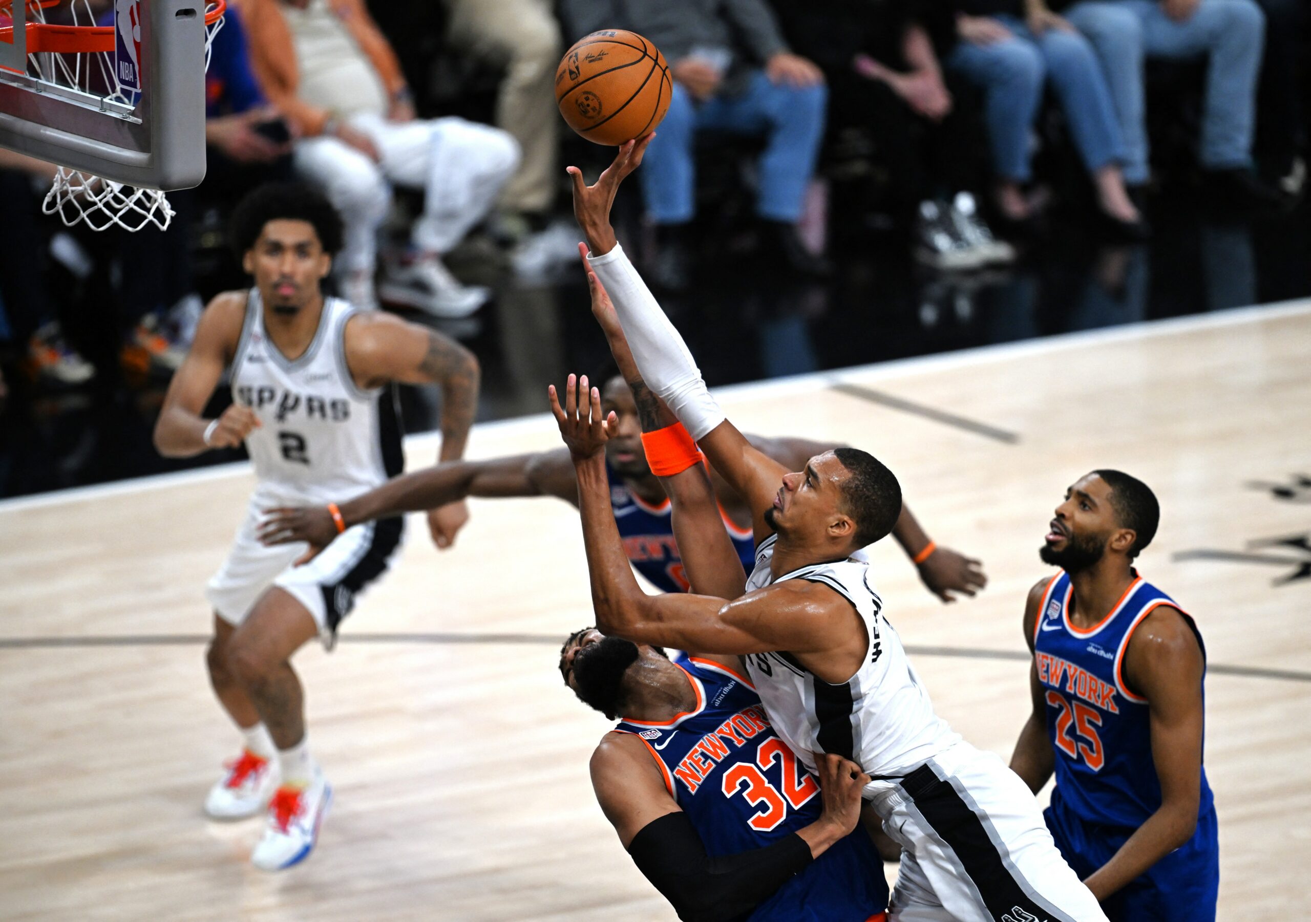 Sub privirile lui Trump, New York Knicks pierde meciul 3 al finalei NBA cu San Antonio Spurs. Serie de victorii oprită la 13