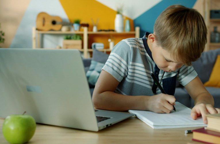 Sute de mii de copii dintr-o țară europeană ar putea fi instruiți de pedagogi cu Inteligență Artificială
