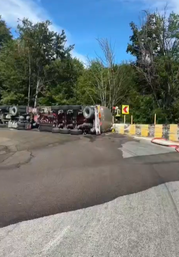 Trafic oprit după ce o autocisternă cu benzină s-a răsturnat pe DN7 în localitatea Cotmeana, județul Argeș