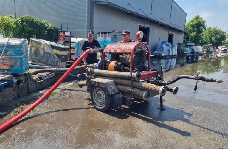 Trei copaci s-au prăbușit din cauza vremii peste un stâlp de electricitate în curtea unui spital din județul Vrancea