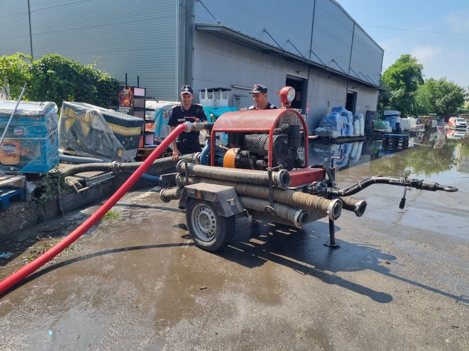 Trei copaci s-au prăbușit din cauza vremii peste un stâlp de electricitate în curtea unui spital din județul Vrancea