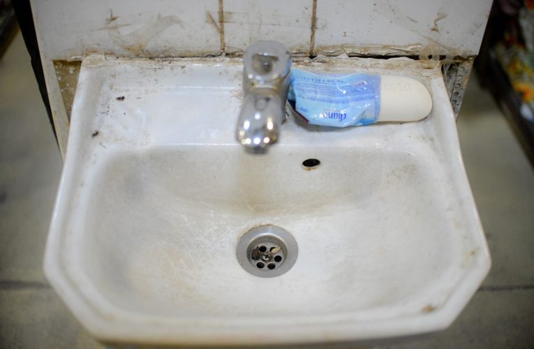Trei metode simple de a menține scurgerile din casă impecabile fără să chemi un instalator