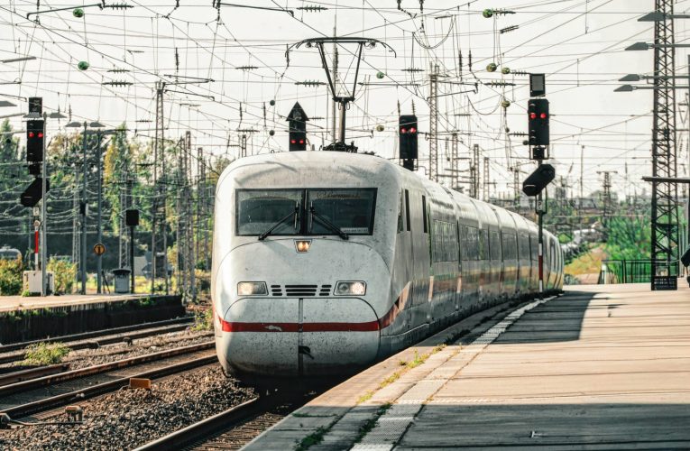 Trenuri blocate în Germania / Probleme ale sistemelor de comunicații dau peste cap planurile a mii de turiști