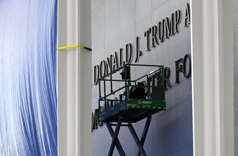 Trump contestă în instanță ordinul de eliminare a numelui de pe clădirea Kennedy Center