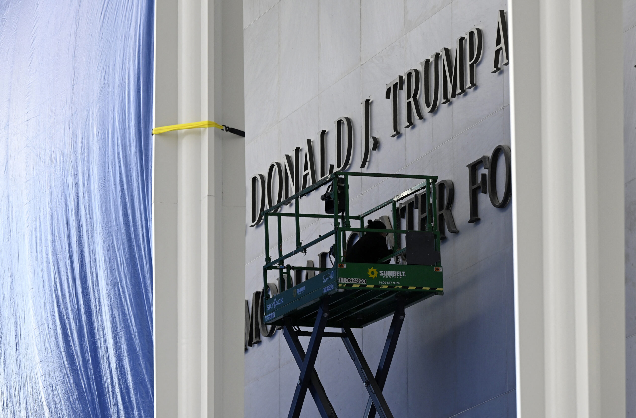 Trump contestă în instanță ordinul de eliminare a numelui de pe clădirea Kennedy Center
