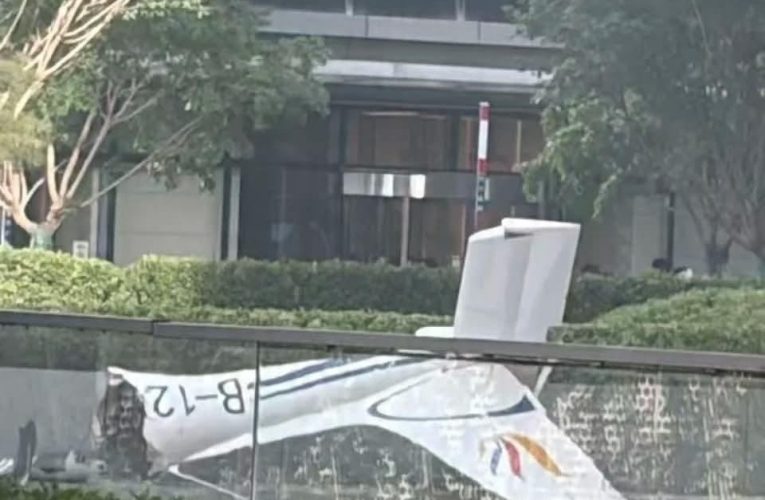 Un avion a intrat în cel mai înalt zgârie-nori din Beijing. Resturile au căzut pe trotuar