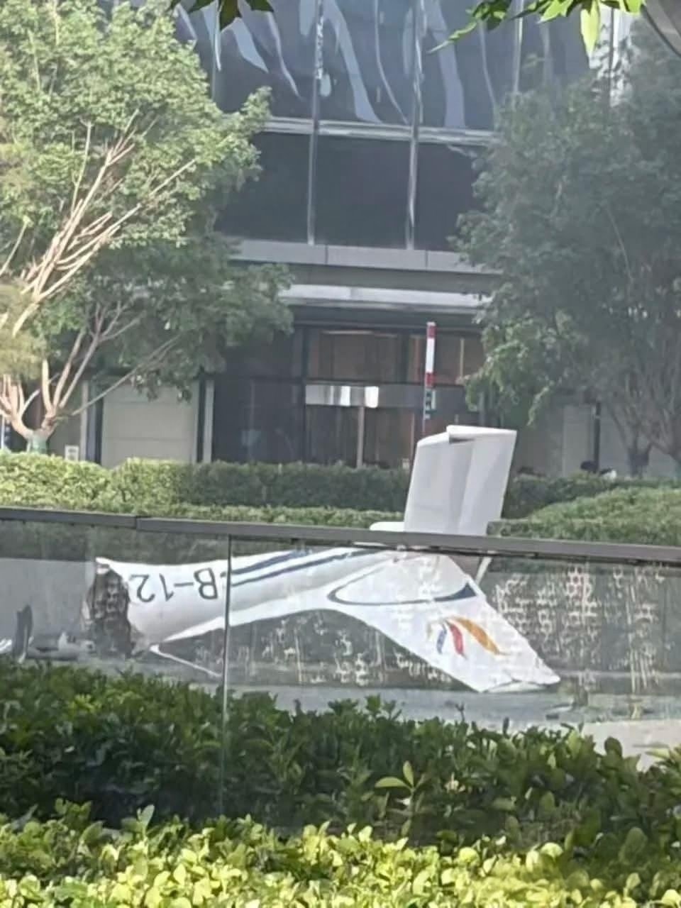 Un avion a intrat în cel mai înalt zgârie-nori din Beijing. Resturile au căzut pe trotuar