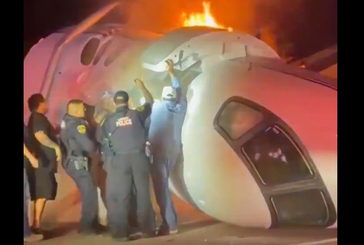 Un avion privat s-a prăbușit pe o autostradă din Texas. Șoferii au coborât din mașini și au încercat să salveze pasagerii din flăcări