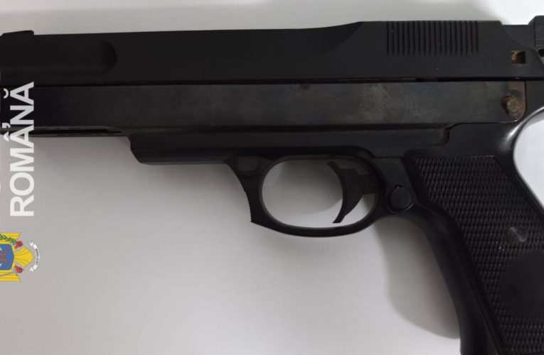 Un bărbat de 36 de ani, prins cu un pistol pe străzile Ploieștiului