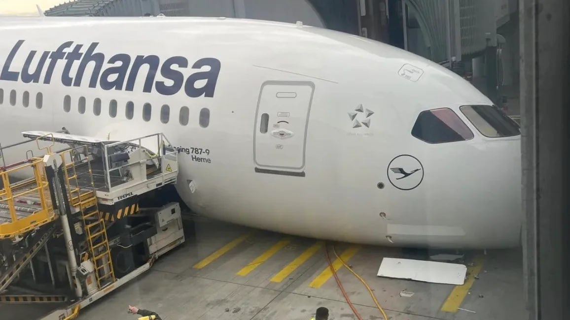 Un Boeing 787 s-a prăbușit în timp ce stătea pe loc. Situație bizară pe aeroportul din Frankfurt