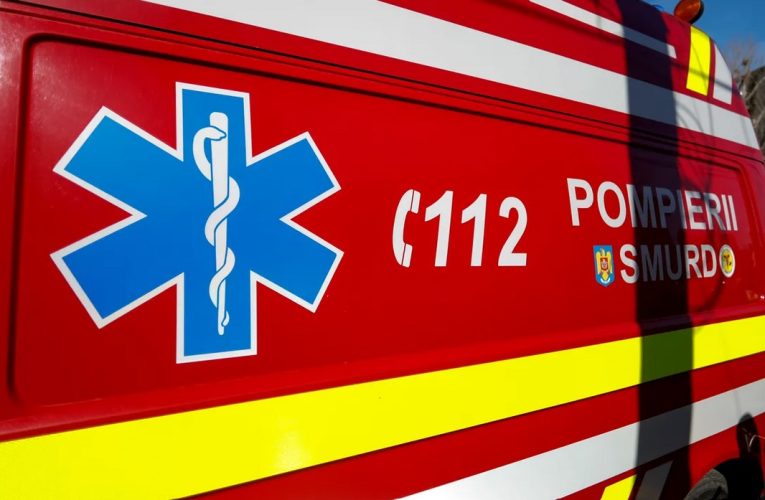 Un copil de 12 ani a murit după ce o cruce a căzut peste el într-un cimitir din județul Cluj