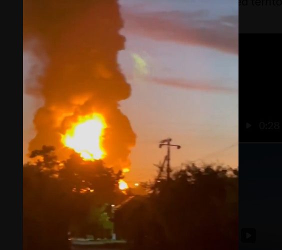 Un depozit de petrol și infrastructura unui port au luat foc după un atac masiv cu drone atribuit Ucrainei