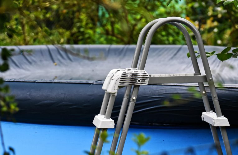 Un grup de francezi a tulburat ordinea publică la piscină din Germania. Piscina a fost evacuată și închisă