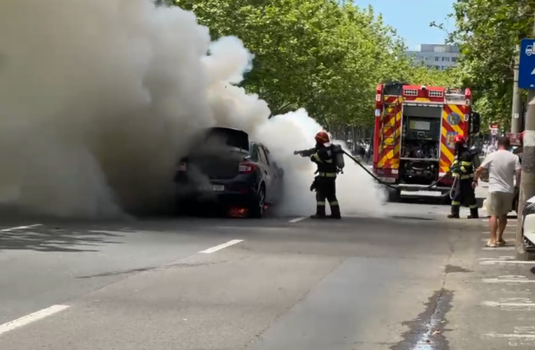 Un Logan a luat foc în urma unui accident în Sectorul 3. O mamă și două fetițe erau în mașină