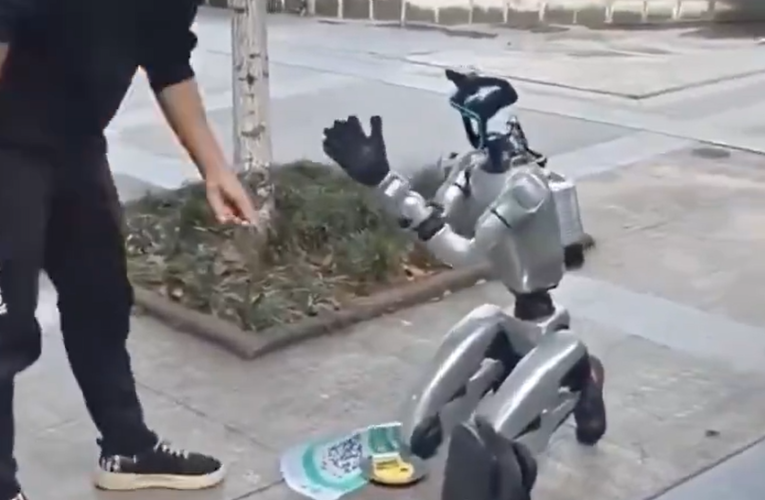 Un robot a cerșit, în genunchi, pe o stradă din China. El a spus că nu are bani pentru a-și încărca bateria