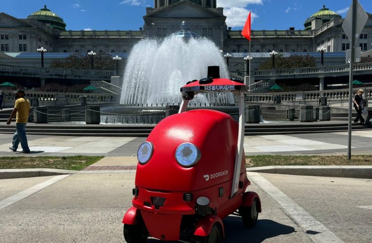 Un robot de livrări a refuzat să părăsească zona în care se desfășura o operațiune SWAT