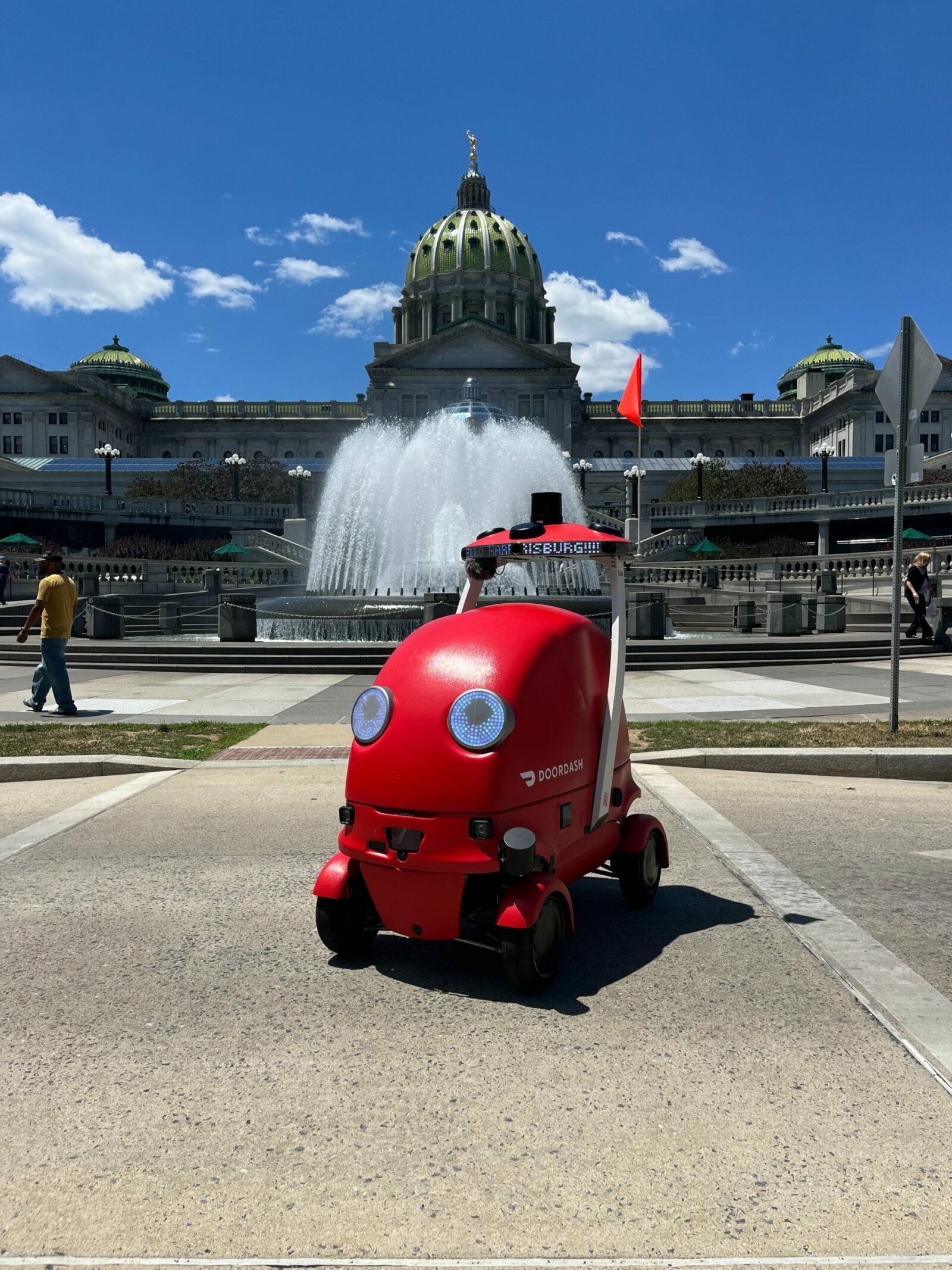 Un robot de livrări a refuzat să părăsească zona în care se desfășura o operațiune SWAT