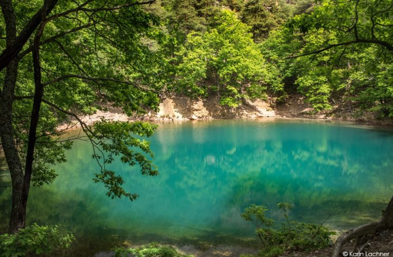 Unicul oraș din România construit în interiorul unui crater vulcanic, cu un lac care își schimbă culoarea în funcție de temperatură