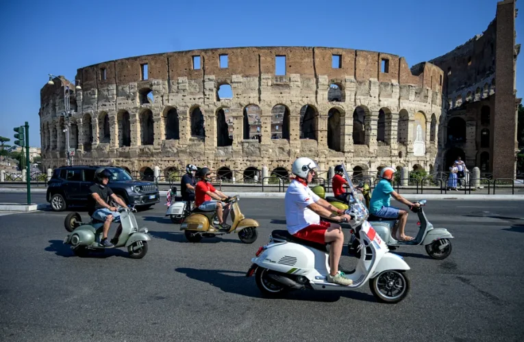 Vespa a împlinit 80 de ani. Mii de pasionați au defilat cu scuterele pe străzile Romei: „Vespa este un mod de viață”