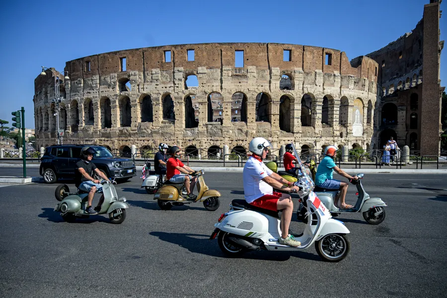 Vespa a împlinit 80 de ani. Mii de pasionați au defilat cu scuterele pe străzile Romei: „Vespa este un mod de viață”