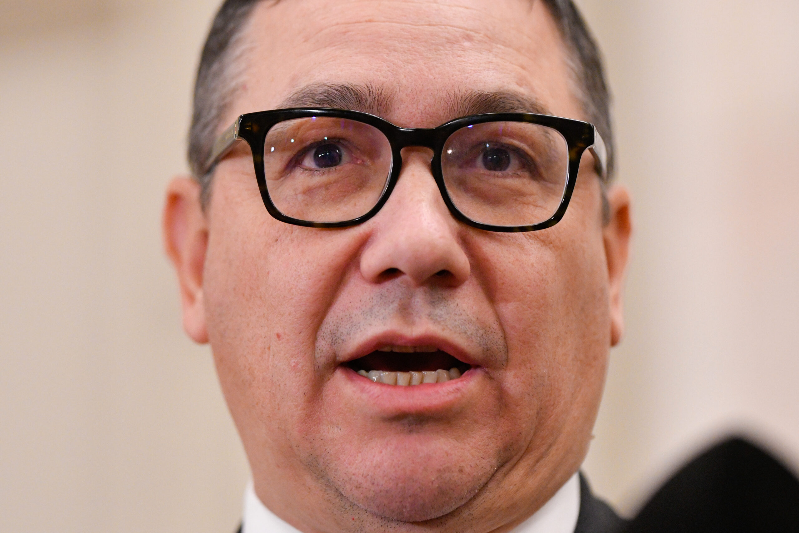 Victor Ponta: „Asistăm la înmormântarea României”
