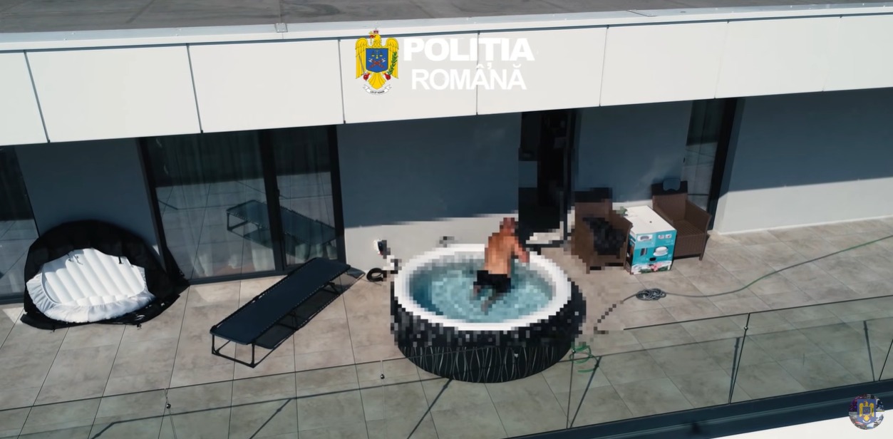 VIDEO Săltat din piscină de polițiști: român căutat pentru trafic de droguri, prins în Bistrița